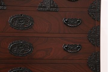 中古　展示未使用品　吉野民芸家具　ケヤキ材　杢目が目を引く、和の趣あふれる衣装箪笥(収納タンス、引き出し、チェスト)(R-049722)