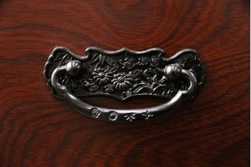 中古　展示未使用品　吉野民芸家具　ケヤキ材　杢目が目を引く、和の趣あふれる衣装箪笥(収納タンス、引き出し、チェスト)(R-049722)