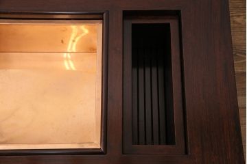 ヴィンテージ雑貨　美品　昭和中期　唐木材　赤みがかった落ち着きある色合いが高級感漂う関西火鉢(長火鉢、囲炉裏、手あぶり、ビンテージ)(R-049724)