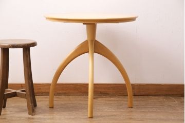 中古　滑らかな木肌が魅力のテーブル、チェア2脚セット(CONDE HOUSE、カンディハウス)(コーヒーテーブル、サイドテーブル、ラウンドテーブル、ダイニングチェア)(R-049726)