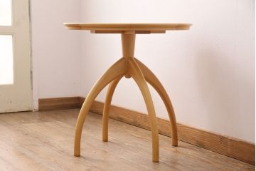 中古　滑らかな木肌が魅力のテーブル、チェア2脚セット(CONDE HOUSE、カンディハウス)(コーヒーテーブル、サイドテーブル、ラウンドテーブル、ダイニングチェア)(R-049726)