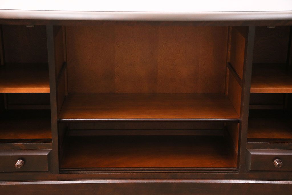 中古　美品　北海道民芸家具　HM135　クラシカルな雰囲気が魅力!落ち着きのある空間づくりにおすすめのサイドボード(キャビネット、収納棚、リビングボード)(R-049737)