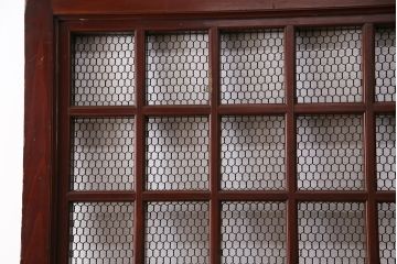 アンティーク建具　明治期　ヒノキ材　細かな格子がおしゃれな蔵戸(きつね格子、狐格子、格子入り蔵戸、引き戸、玄関戸、格子戸、マス目、升目)(R-049747)