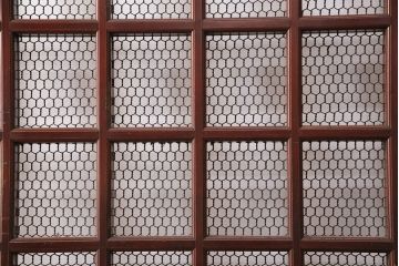 アンティーク建具　明治期　ヒノキ材　細かな格子がおしゃれな蔵戸(きつね格子、狐格子、格子入り蔵戸、引き戸、玄関戸、格子戸、マス目、升目)(R-049747)