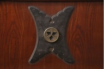 アンティーク建具　明治期　ヒノキ材　細かな格子がおしゃれな蔵戸(きつね格子、狐格子、格子入り蔵戸、引き戸、玄関戸、格子戸、マス目、升目)(R-049747)