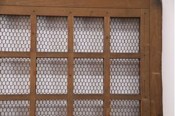 アンティーク建具　明治期　ヒノキ材　細かな格子がおしゃれな蔵戸(きつね格子、狐格子、格子入り蔵戸、引き戸、玄関戸、格子戸、マス目、升目)(R-049747)