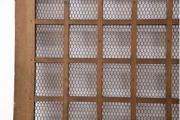 アンティーク建具　明治期　ヒノキ材　細かな格子がおしゃれな蔵戸(きつね格子、狐格子、格子入り蔵戸、引き戸、玄関戸、格子戸、マス目、升目)(R-049747)