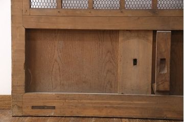 アンティーク建具　明治期　ヒノキ材　細かな格子がおしゃれな蔵戸(きつね格子、狐格子、格子入り蔵戸、引き戸、玄関戸、格子戸、マス目、升目)(R-049747)