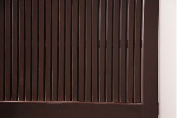 アンティーク建具　美品!　漆が美しい富山産の格子入り蔵戸(引き戸、玄関戸)(R-049748)