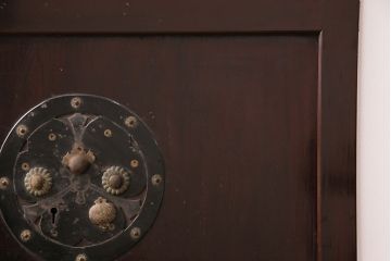 アンティーク建具　美品!　漆が美しい富山産の格子入り蔵戸(引き戸、玄関戸)(R-049748)