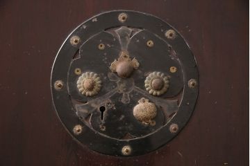 アンティーク建具　美品!　漆が美しい富山産の格子入り蔵戸(引き戸、玄関戸)(R-049748)