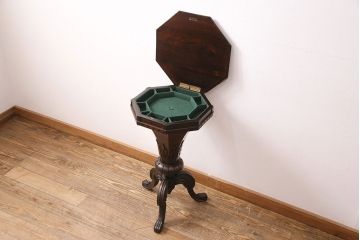 アンティーク家具　イギリスアンティーク　ウォールナット材　小物収納にもなるクラシカルな佇まいが魅力のゲームテーブル(サイドテーブル、花台)(R-049750)