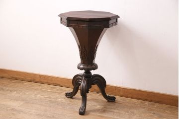 アンティーク家具　イギリスアンティーク　ウォールナット材　小物収納にもなるクラシカルな佇まいが魅力のゲームテーブル(サイドテーブル、花台)(R-049750)