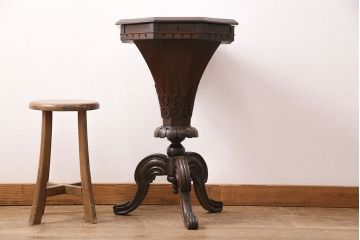アンティーク家具　イギリスアンティーク　ウォールナット材　小物収納にもなるクラシカルな佇まいが魅力のゲームテーブル(サイドテーブル、花台)(R-049750)