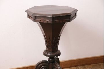 アンティーク家具　イギリスアンティーク　ウォールナット材　小物収納にもなるクラシカルな佇まいが魅力のゲームテーブル(サイドテーブル、花台)(R-049750)
