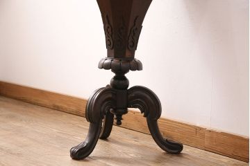 アンティーク家具　イギリスアンティーク　ウォールナット材　小物収納にもなるクラシカルな佇まいが魅力のゲームテーブル(サイドテーブル、花台)(R-049750)