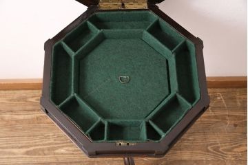 アンティーク家具　イギリスアンティーク　ウォールナット材　小物収納にもなるクラシカルな佇まいが魅力のゲームテーブル(サイドテーブル、花台)(R-049750)