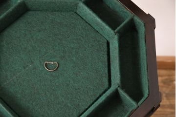アンティーク家具　イギリスアンティーク　ウォールナット材　小物収納にもなるクラシカルな佇まいが魅力のゲームテーブル(サイドテーブル、花台)(R-049750)