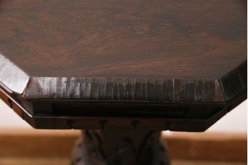 アンティーク家具　イギリスアンティーク　ウォールナット材　小物収納にもなるクラシカルな佇まいが魅力のゲームテーブル(サイドテーブル、花台)(R-049750)