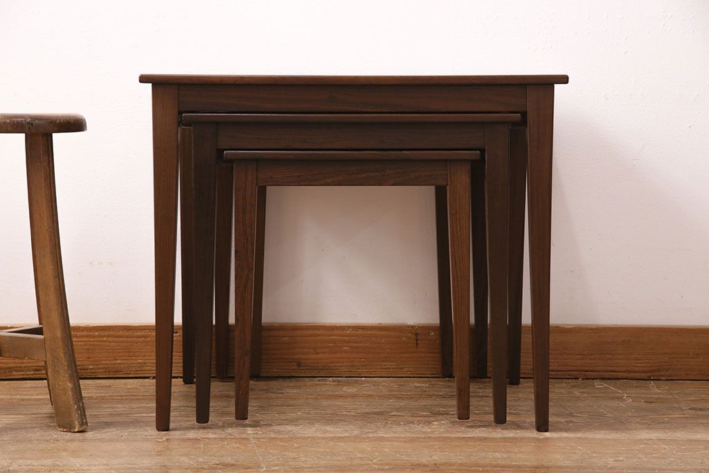 ヴィンテージ家具　北欧家具　北欧ビンテージ　ローズウッド材製のレアなネストテーブル(サイドテーブル、カフェテーブル)(R-049751)