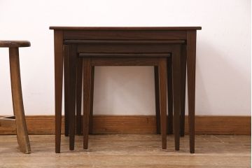 ヴィンテージ家具　北欧家具　北欧ビンテージ　ローズウッド材製のレアなネストテーブル(サイドテーブル、カフェテーブル)(R-049751)