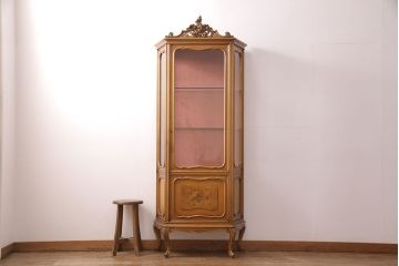 中古　イタリア輸入家具　天飾りの彫刻と猫脚がクラシカルな雰囲気を高めるショーケース(ガラスケース、飾り棚、キャビネット)(R-049752)
