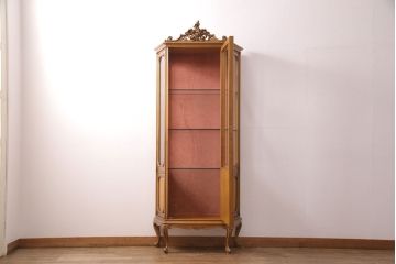 中古　イタリア輸入家具　天飾りの彫刻と猫脚がクラシカルな雰囲気を高めるショーケース(ガラスケース、飾り棚、キャビネット)(R-049752)
