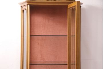 中古　イタリア輸入家具　天飾りの彫刻と猫脚がクラシカルな雰囲気を高めるショーケース(ガラスケース、飾り棚、キャビネット)(R-049752)