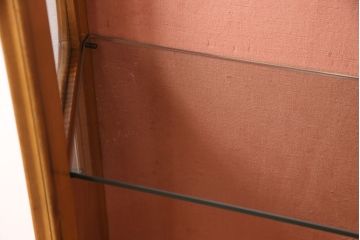 中古　イタリア輸入家具　天飾りの彫刻と猫脚がクラシカルな雰囲気を高めるショーケース(ガラスケース、飾り棚、キャビネット)(R-049752)