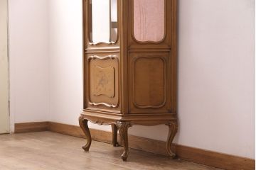 中古　イタリア輸入家具　天飾りの彫刻と猫脚がクラシカルな雰囲気を高めるショーケース(ガラスケース、飾り棚、キャビネット)(R-049752)