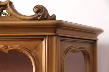 中古　イタリア輸入家具　天飾りの彫刻と猫脚がクラシカルな雰囲気を高めるショーケース(ガラスケース、飾り棚、キャビネット)(R-049752)
