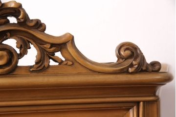 中古　イタリア輸入家具　天飾りの彫刻と猫脚がクラシカルな雰囲気を高めるショーケース(ガラスケース、飾り棚、キャビネット)(R-049752)