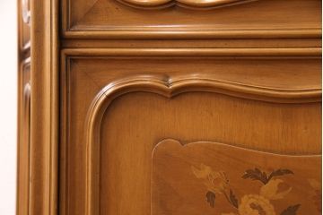 中古　イタリア輸入家具　天飾りの彫刻と猫脚がクラシカルな雰囲気を高めるショーケース(ガラスケース、飾り棚、キャビネット)(R-049752)