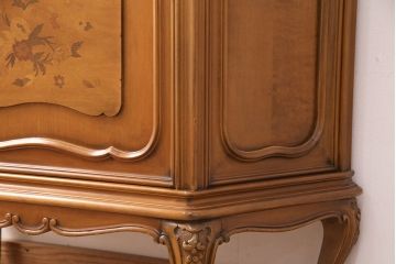 中古　イタリア輸入家具　天飾りの彫刻と猫脚がクラシカルな雰囲気を高めるショーケース(ガラスケース、飾り棚、キャビネット)(R-049752)