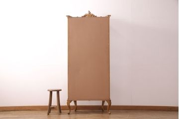 中古　イタリア輸入家具　天飾りの彫刻と猫脚がクラシカルな雰囲気を高めるショーケース(ガラスケース、飾り棚、キャビネット)(R-049752)
