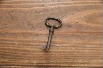 中古　イタリア輸入家具　天飾りの彫刻と猫脚がクラシカルな雰囲気を高めるショーケース(ガラスケース、飾り棚、キャビネット)(R-049752)