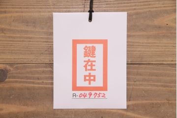 中古　イタリア輸入家具　天飾りの彫刻と猫脚がクラシカルな雰囲気を高めるショーケース(ガラスケース、飾り棚、キャビネット)(R-049752)
