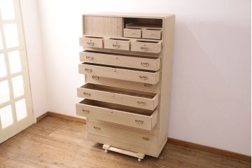 中古　国産　並厚　松・竹・梅のデザインが施された繊細で上品な引手が魅力の総桐箪笥(和タンス、衣装箪笥、引き出し、チェスト、桐たんす)(定価約70万円)(R-049756)