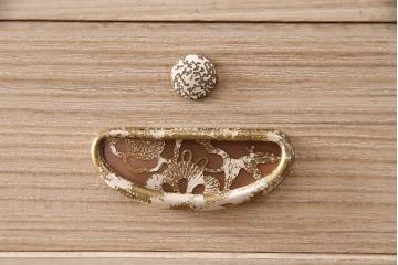 中古　国産　並厚　松・竹・梅のデザインが施された繊細で上品な引手が魅力の総桐箪笥(和タンス、衣装箪笥、引き出し、チェスト、桐たんす)(定価約70万円)(R-049756)