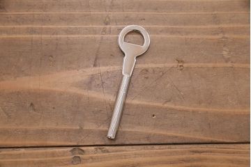 中古　国産　並厚　松・竹・梅のデザインが施された繊細で上品な引手が魅力の総桐箪笥(和タンス、衣装箪笥、引き出し、チェスト、桐たんす)(定価約70万円)(R-049756)