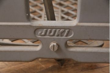 和製アンティーク　JUKI(ジューキ)　天板を付けて仕上げる、カフェ風インテリアに活躍するミシンの鉄脚(ミシンテーブル、ミシン台、ミシン脚)(R-049757)