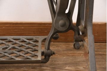 和製アンティーク　JUKI(ジューキ)　天板を付けて仕上げる、カフェ風インテリアに活躍するミシンの鉄脚(ミシンテーブル、ミシン台、ミシン脚)(R-049757)