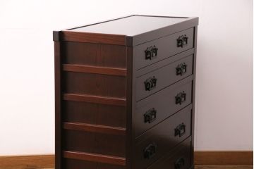 中古　美品　国産　前面タモ材　落ち着きのある空間づくりにおすすめ!和モダンな佇まいが魅力の民芸チェスト(引き出し、衣装箪笥、収納タンス)(定価約45万円)(R-049758)
