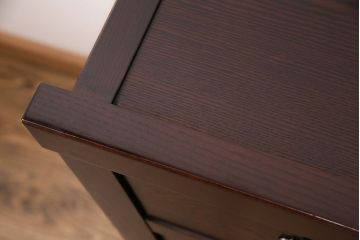 中古　美品　国産　前面タモ材　落ち着きのある空間づくりにおすすめ!和モダンな佇まいが魅力の民芸チェスト(引き出し、衣装箪笥、収納タンス)(定価約45万円)(R-049758)