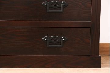 中古　美品　国産　前面タモ材　落ち着きのある空間づくりにおすすめ!和モダンな佇まいが魅力の民芸チェスト(引き出し、衣装箪笥、収納タンス)(定価約45万円)(R-049758)