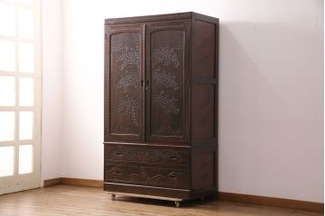 中古　美品　伝統工芸　軽井沢彫り　繊細な桜の図が見事なワードローブ(洋服タンス、チェスト、衣装箪笥)(R-049764)
