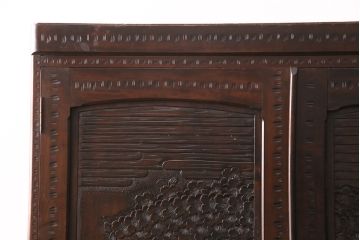 中古　美品　伝統工芸　軽井沢彫り　繊細な桜の図が見事なワードローブ(洋服タンス、チェスト、衣装箪笥)(R-049764)