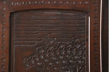 中古　美品　伝統工芸　軽井沢彫り　繊細な桜の図が見事なワードローブ(洋服タンス、チェスト、衣装箪笥)(R-049764)