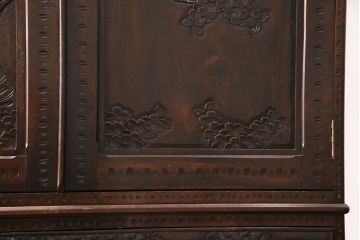 中古　美品　伝統工芸　軽井沢彫り　繊細な桜の図が見事なワードローブ(洋服タンス、チェスト、衣装箪笥)(R-049764)