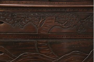 中古　美品　伝統工芸　軽井沢彫り　繊細な桜の図が見事なワードローブ(洋服タンス、チェスト、衣装箪笥)(R-049764)